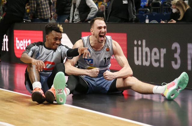 TJ Shorts II, Dejan Kovacevic jubelnd Freude Emotion Jubel nach Spielende Basketball BBL Pokal Top Four Herren Halbfinale Saison 2021 2022 19.02.2022 BB Löwen Braunschweig vs. HAKRO Merlins Crailsheim
