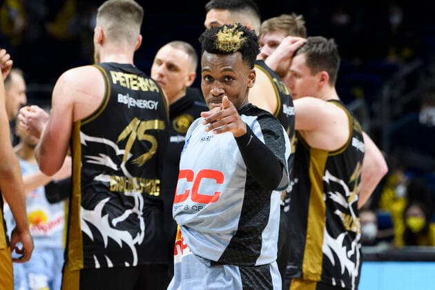 T. J. Shorts (HAKRO Merlins Crailsheim, 0), Jubel und Freude - Crailsheim gewinnt den Kampf um den Einzug ins Halbfinale, GER, Basketball Loewen Braunschweig vs HAKRO Merlins Crailsheim, BBL, Basketball - 1 Bundesliga - Maenner, Pokal Top Four 2022 Halbfinale, Saison 2021 2022, 19.02.2022, Basketball Loewen Braunschweig vs HAKRO Merlins Crailsheim, BBL, Pokal Top Four 2022, Halbfinale, Basketball - 1 Bundesliga - Maenner, , Saison 2021 2022, 19.02.2022, Berlin Copyright: xEibner-Pressefoto UwexKochx EP_UKH