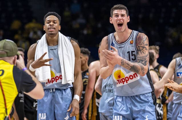 19.02.2022, Berlin, Basketball, BBL-Pokal, Halbfinale, Final Four, Mercedes Benz Arena: Basketball Loewen Braunschweig - HAKRO Merlins Crailsheim. Bogdan Radosavljevic (r) und Richmond Aririguzoh von HAKRO Merlins Crailsheim jubeln nach dem Sieg im Halbfinale. Loewen Braunschweig - Merlins Crailsheim