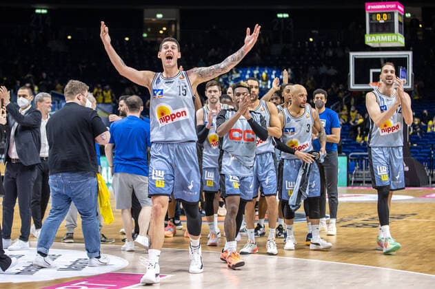 19.02.2022, Berlin, Basketball, BBL-Pokal, Halbfinale, Final Four, Mercedes Benz Arena: Basketball Loewen Braunschweig - HAKRO Merlins Crailsheim. Bogdan Radosavljevic von HAKRO Merlins Crailsheim jubelt nach dem Sieg im Halbfinale. Loewen Braunschweig - Merlins Crailsheim