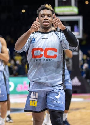 19.02.2022, Berlin, Basketball, BBL-Pokal, Halbfinale, Final Four, Mercedes Benz Arena: Basketball Loewen Braunschweig - HAKRO Merlins Crailsheim. T.J. Shorts von HAKRO Merlins Crailsheim jubelt nach dem Sieg im Halbfinale. Loewen Braunschweig - Merlins Crailsheim