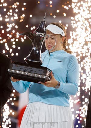 Siegerin Jelena Ostapenko, mit dem Pokal, Trophäe, Siegerehrung, Praesentation Tennis - Dubai Tennis Championships - WTA, Tennis Damen - Dubai Duty Free Tennis Stadium - Dubai - - United Arab Emirates - 19 February 2022. Copyright: xJuergenxHasenkopfx
