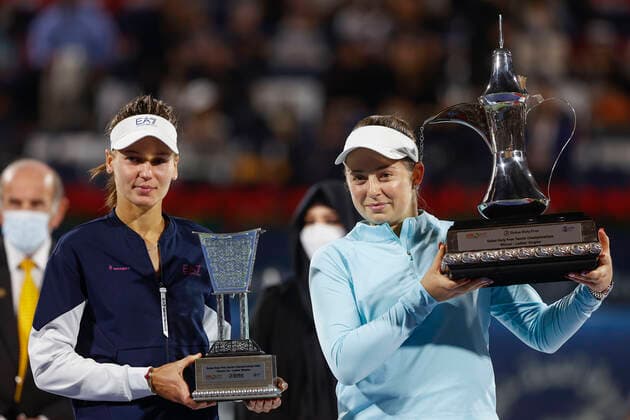 Finalistin Veronika Kudermetova und Siegerin Jelena Ostapenko mit dem Pokal, Trophäe, Siegerehrung, Praesentation Tennis - Dubai Tennis Championships - WTA, Tennis Damen - Dubai Duty Free Tennis Stadium - Dubai - - United Arab Emirates - 19 February 2022. Copyright: xJuergenxHasenkopfx