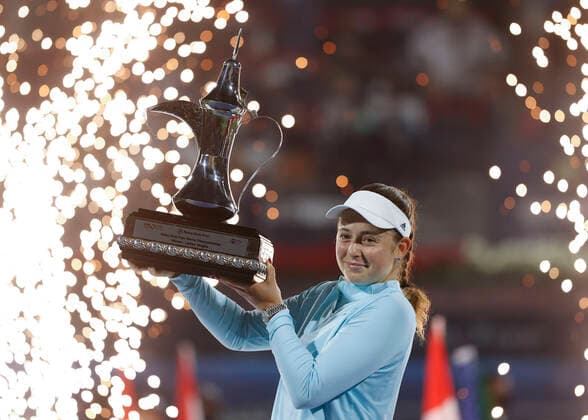 Siegerin Jelena Ostapenko, mit dem Pokal, Trophäe, Siegerehrung, Praesentation Tennis - Dubai Tennis Championships - WTA, Tennis Damen - Dubai Duty Free Tennis Stadium - Dubai - - United Arab Emirates - 19 February 2022. Copyright: xJuergenxHasenkopfx