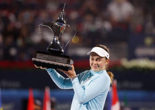 Siegerin Jelena Ostapenko, mit dem Pokal, Trophäe, Siegerehrung, Praesentation Tennis - Dubai Tennis Championships - WTA, Tennis Damen - Dubai Duty Free Tennis Stadium - Dubai - - United Arab Emirates - 19 February 2022. Copyright: xJuergenxHasenkopfx