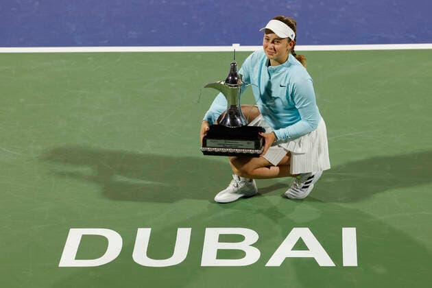 Siegerin Jelena Ostapenko, mit dem Pokal, Trophäe, Siegerehrung, Praesentation Tennis - Dubai Tennis Championships - WTA, Tennis Damen - Dubai Duty Free Tennis Stadium - Dubai - - United Arab Emirates - 19 February 2022. Copyright: xJuergenxHasenkopfx