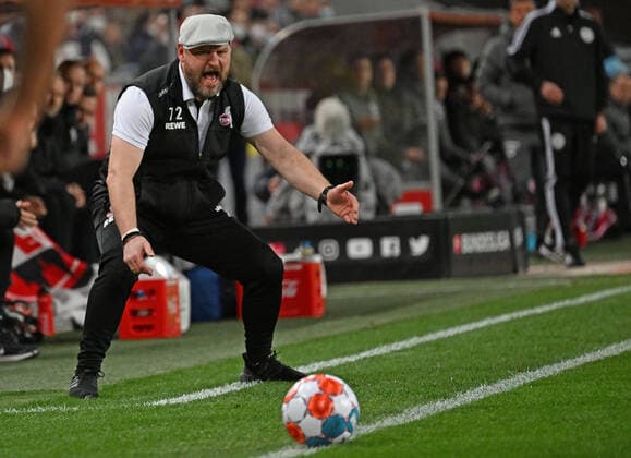 Bilder des Jahres 2022, Sport 02 Februar Sport Themen der Woche KW 07 Sport Bilder des Tages 19.02.2022, xjhx, Fussball 1.Bundesliga, 1.FC Koeln - Eintracht Frankfurt emspor, v.l. Trainer Steffen Baumgart (1. FC Koeln) gestikuliert gibt Anweisungen (DFL DFB REGULATIONS PROHIBIT ANY USE OF PHOTOGRAPHS as IMAGE SEQUENCES and or QUASI-VIDEO) Koeln *** 19 02 2022, xjhx, football 1 Bundesliga, 1 FC Koeln Eintracht Frankfurt emspor, v l coach Steffen Baumgart 1 FC Koeln gestures gives instructions DFL DFB REGULATES PROHIBIT ANY USE OF PHOTOGRAPHS as IMAGE SEQUENCES and or QUASI VIDEO Koeln