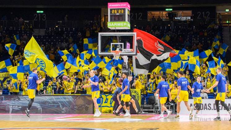 Alba Fanblock in gelb blau vor dem Spiel, GER, Basketball,Alba Berlin vs Chemnitz Niners, BBL, Basketball - 1 Bundesliga - Maenner, Pokal Top Four 2022, Spiel ums Halbfinale, Saison 2021 2022, 19.02.2022, Basketball - Alba Berlin vs Chemnitz Niners, BBL, Pokal Top Four 2022, Spiel ums Halbfinale, Basketball - 1 Bundesliga - Maenner, , Saison 2021 2022, 19.02.2022, Berlin Copyright: xEibner-Pressefoto UwexKochx EP_UKH