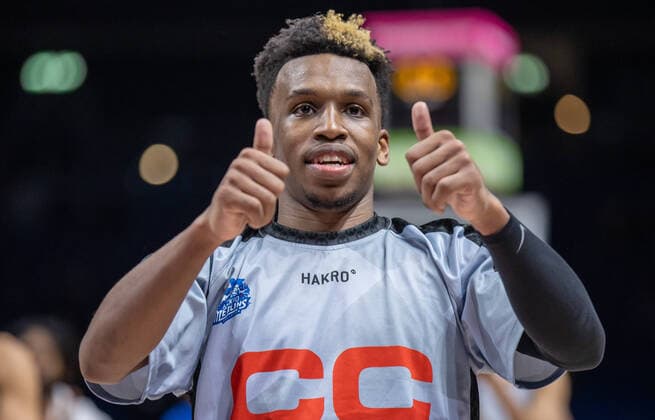 19.02.2022, Berlin, Basketball, BBL-Pokal, Halbfinale, Final Four, Mercedes Benz Arena: Basketball Loewen Braunschweig - HAKRO Merlins Crailsheim. T.J. Shorts von HAKRO Merlins Crailsheim jubelt nach dem Sieg im Halbfinale. Loewen Braunschweig - Merlins Crailsheim
