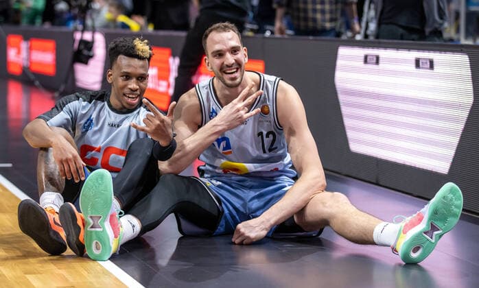 19.02.2022, Berlin, Basketball, BBL-Pokal, Halbfinale, Final Four, Mercedes Benz Arena: Basketball Loewen Braunschweig - HAKRO Merlins Crailsheim. T.J. Shorts (l) und Dejan Kovacevic von HAKRO Merlins Crailsheim jubeln nach dem Sieg im Halbfinale. Loewen Braunschweig - Merlins Crailsheim