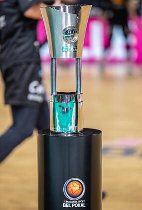 19.02.2022, Berlin, Basketball, BBL-Pokal, Halbfinale, Final Four, Mercedes Benz Arena: ALBA Berlin - Niners Chemnitz. Pokal der BBL in Nahaufnahme ALBA Berlin - Niners Chemnitz