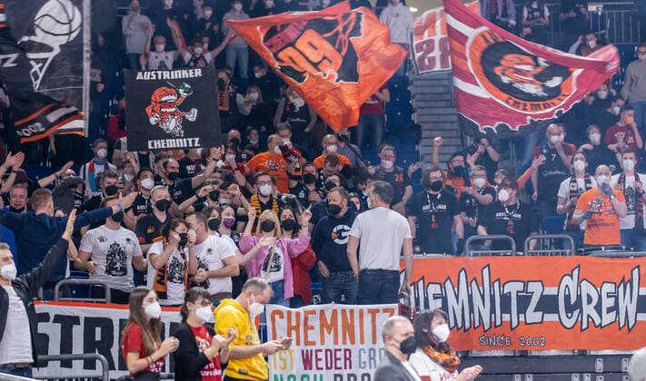 19.02.2022, Berlin, Basketball, BBL-Pokal, Halbfinale, Final Four, Mercedes Benz Arena: ALBA Berlin - Niners Chemnitz. Fans der NINERS Chemnitz feuern ihr Team an. ALBA Berlin - Niners Chemnitz