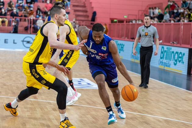 Daniel Keppeler (Tigers Tuebingen, 31) Shawn Occeus (Phoenix Hagen, 01) Tigers Tuebingen vs. Phoenix Hagen, 2. Basketball Bundesliga, Pro A, Barmer 2 Basketball, 32. Spieltag , Spielzeit 2021 2022, 19.02.2022 Tigers Tuebingen vs. Phoenix Hagen, 2. Basketball Bundesliga, Pro A, Barmer 2 Basketball, 32. Spieltag , Spielzeit 2021 2022, 19.02.2022 Tuebingen Copyright: xNinaxSanderx xEibnerxPressefotox EP_NSR