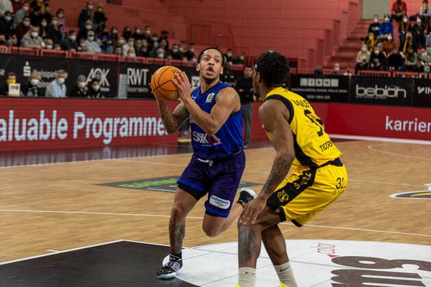 CJ Walker (Phoenix Hagen, 11) Isaiah Crawley (Tigers Tuebingen, 53) Tigers Tuebingen vs. Phoenix Hagen, 2. Basketball Bundesliga, Pro A, Barmer 2 Basketball, 32. Spieltag , Spielzeit 2021 2022, 19.02.2022 Tigers Tuebingen vs. Phoenix Hagen, 2. Basketball Bundesliga, Pro A, Barmer 2 Basketball, 32. Spieltag , Spielzeit 2021 2022, 19.02.2022 Tuebingen Copyright: xNinaxSanderx xEibnerxPressefotox EP_NSR