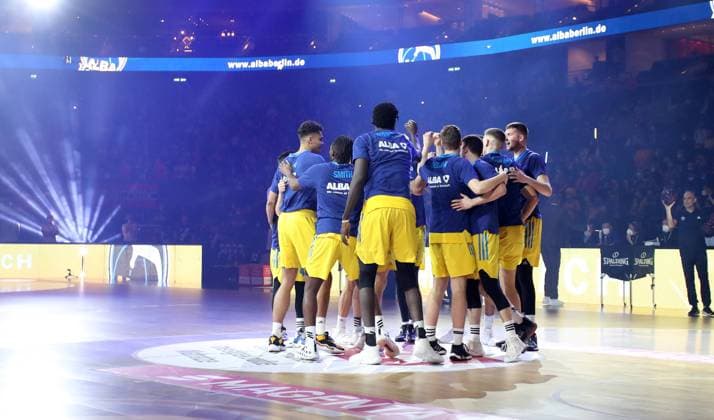 Alba Mannschaftskreis vor Spielbeginn einschwören Ritual Basketball BBL Pokal Top Four Herren Halbfinale Saison 2021 2022 19.02.2022 Alba Berlin vs. Chemnitz 99ers Niners