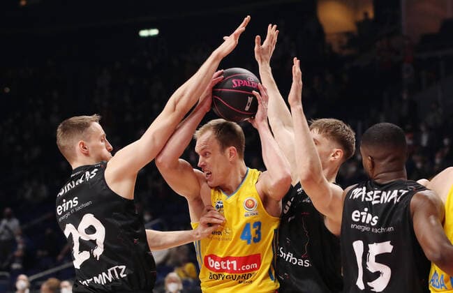 Mindaugas Susinskas, Luke Sikma, Jonas Richter Aktion Spielszene Zweikampf Basketball BBL Pokal Top Four Herren Halbfinale Saison 2021 2022 19.02.2022 Alba Berlin vs. Chemnitz 99ers Niners