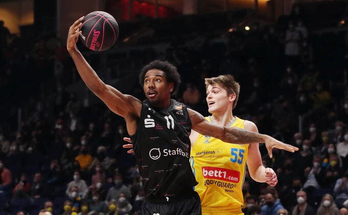 Isiaha Mike, Ben Lammers Aktion Spielszene Zweikampf Basketball BBL Pokal Top Four Herren Halbfinale Saison 2021 2022 19.02.2022 Alba Berlin vs. Chemnitz 99ers Niners