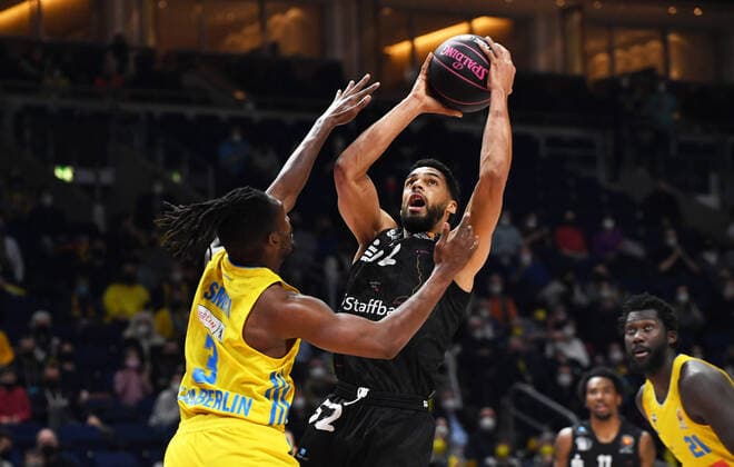 Basketball, Herren, Saison 2021 2022, MagentaSport BBL Pokal, TOP FOUR (Halbfinale 2), Alba Berlin - Niners Chemnitz, v. l. Jaleen Smith (Alba Berlin), Trent Lockett (Niners Chemnitz), 19.02. 2022, Copyright: xSebastianxRäppold MatthiasxKochx