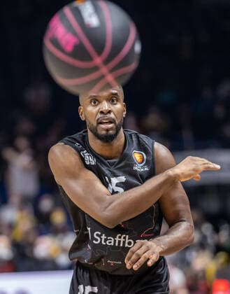 19.02.2022, Berlin, Basketball, BBL-Pokal, Halbfinale, Final Four, Mercedes Benz Arena: ALBA Berlin - Niners Chemnitz. Frantz Massenat von NINERS Chemnitz spielt den Ball. ALBA Berlin - Niners Chemnitz