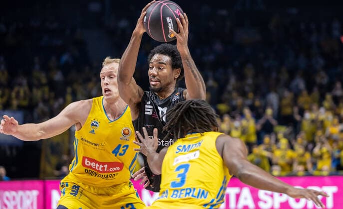 19.02.2022, Berlin, Basketball, BBL-Pokal, Halbfinale, Final Four, Mercedes Benz Arena: ALBA Berlin - Niners Chemnitz. ALBAs Luke Sikma (l) und Jaleen Smith (r) kaempfen gegen Isiaha Mike von NINERS Chemnitz um den Ball. ALBA Berlin - Niners Chemnitz