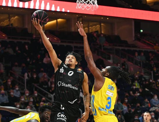 Basketball, Herren, Saison 2021 2022, MagentaSport BBL Pokal, TOP FOUR (Halbfinale 2), Alba Berlin - Niners Chemnitz, v. l. Nelson Weidemann (Niners Chemnitz), Jaleen Smith (Alba Berlin), 19.02. 2022, Copyright: xSebastianxRäppold MatthiasxKochx