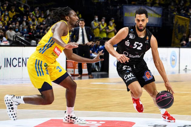 v.l. Jaleen Smith (Alba Berlin, 03), Trent Lockett (Niners Chemnitz, 52), Zweikampf, GER, Basketball,Alba Berlin vs Chemnitz Niners, BBL, Basketball - 1 Bundesliga - Maenner, Pokal Top Four 2022, Spiel ums Halbfinale, Saison 2021 2022, 19.02.2022, Basketball - Alba Berlin vs Chemnitz Niners, BBL, Pokal Top Four 2022, Spiel ums Halbfinale, Basketball - 1 Bundesliga - Maenner, , Saison 2021 2022, 19.02.2022, Berlin Copyright: xEibner-Pressefoto UwexKochx EP_UKH