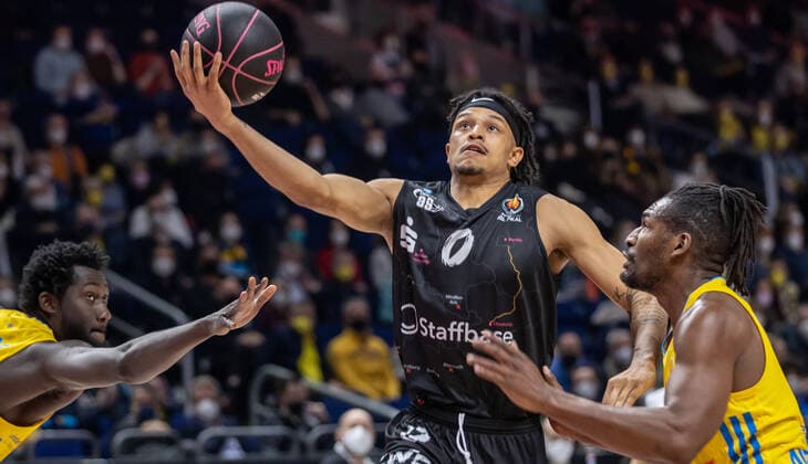 19.02.2022, Berlin, Basketball, BBL-Pokal, Halbfinale, Final Four, Mercedes Benz Arena: ALBA Berlin - Niners Chemnitz. Nelson Weidemann von NINERS Chemnitz kaempft gegen ALBAs Jaleen Smith (r) um den Ball. ALBA Berlin - Niners Chemnitz