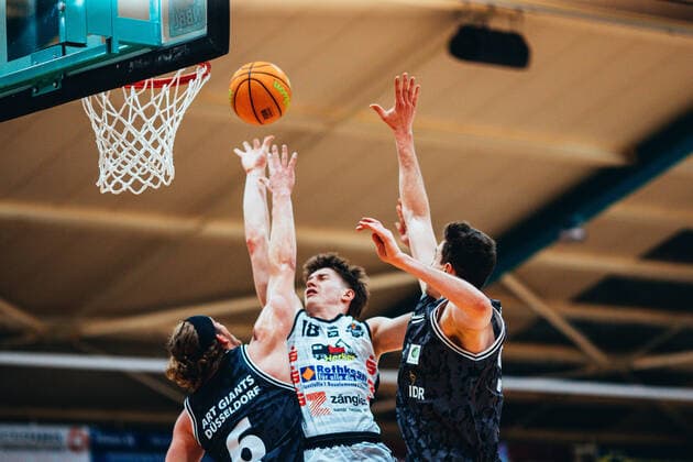 BB-2BL BSW Sixers - ART Gaints Düsseldorf Wade Booker Coplin ( 6 ART Gaints Duesseldorf) und Robin Danes ( 18 BSW Sixers), Lennart Boner ( 51 ART Gaints Duesseldorf) waehrend der Saison 2021-22 (Herren) in der Barmer 2. Bundesliga ProB zwischen BSW Sixers und SCH - ART Gaints Düsseldorf in der Ballsporthalle Sandersdorf am 19. February 2022 in Sandersdorf, Sachsen Anhalt, Deutschland