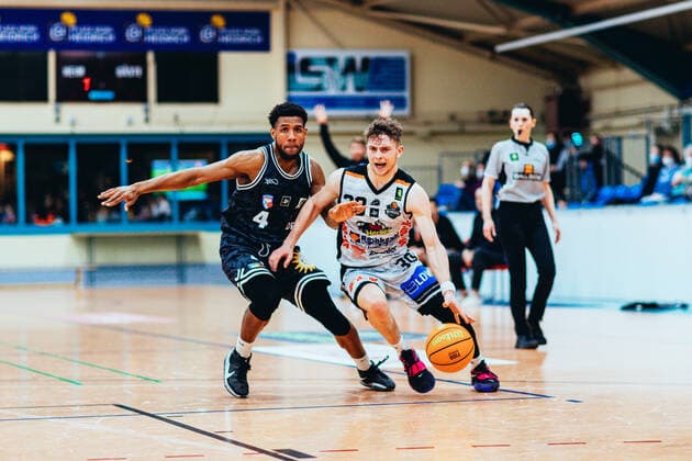 BB-2BL BSW Sixers - ART Gaints Düsseldorf Vincent Friederici ( 30 BSW Sixers) im Duell mit Quadre Lollis ( 4 ART Gaints Duesseldorf) waehrend der Saison 2021-22 (Herren) in der Barmer 2. Bundesliga ProB zwischen BSW Sixers und SCH - ART Gaints Düsseldorf in der Ballsporthalle Sandersdorf am 19. February 2022 in Sandersdorf, Sachsen Anhalt, Deutschland