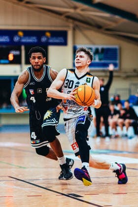BB-2BL BSW Sixers - ART Gaints Düsseldorf Vincent Friederici ( 30 BSW Sixers) im Duell mit Quadre Lollis ( 4 ART Gaints Duesseldorf) waehrend der Saison 2021-22 (Herren) in der Barmer 2. Bundesliga ProB zwischen BSW Sixers und SCH - ART Gaints Düsseldorf in der Ballsporthalle Sandersdorf am 19. February 2022 in Sandersdorf, Sachsen Anhalt, Deutschland