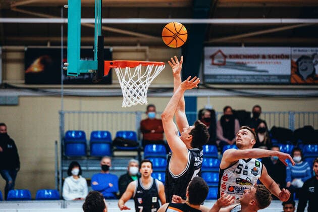 BB-2BL BSW Sixers - ART Gaints Düsseldorf Lennart Boner ( 51 ART Gaints Duesseldorf) und Marco Rahn ( 15 BSW Sixers) waehrend der Saison 2021-22 (Herren) in der Barmer 2. Bundesliga ProB zwischen BSW Sixers und SCH - ART Gaints Düsseldorf in der Ballsporthalle Sandersdorf am 19. February 2022 in Sandersdorf, Sachsen Anhalt, Deutschland