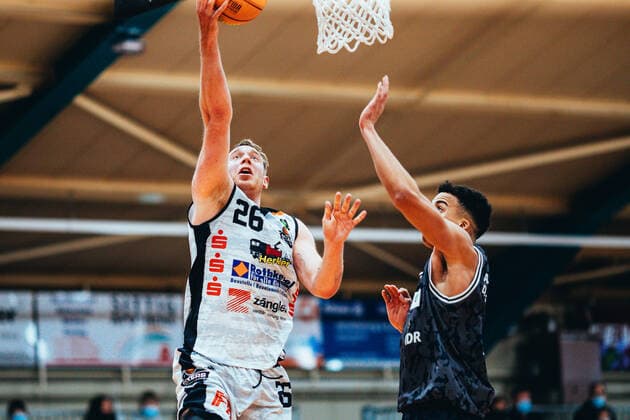 BB-2BL BSW Sixers - ART Gaints Düsseldorf Frederik Rungby ( 26 BSW Sixers) waehrend der Saison 2021-22 (Herren) in der Barmer 2. Bundesliga ProB zwischen BSW Sixers und SCH - ART Gaints Düsseldorf in der Ballsporthalle Sandersdorf am 19. February 2022 in Sandersdorf, Sachsen Anhalt, Deutschland