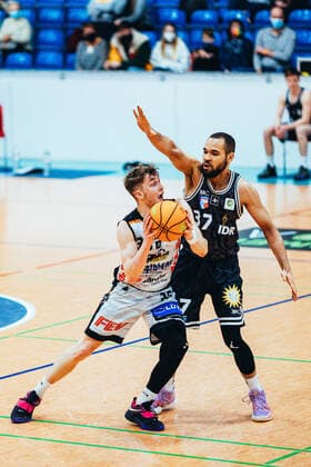 BB-2BL BSW Sixers - ART Gaints Düsseldorf Vincent Friederici ( 30 BSW Sixers) und Samuel Mpacko ( 37 ART Gaints Düsseldorf) waehrend der Saison 2021-22 (Herren) in der Barmer 2. Bundesliga ProB zwischen BSW Sixers und SCH - ART Gaints Düsseldorf in der Ballsporthalle Sandersdorf am 19. February 2022 in Sandersdorf, Sachsen Anhalt, Deutschland