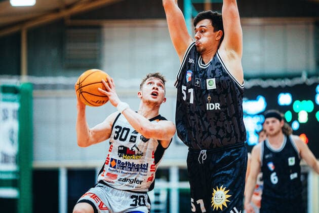 BB-2BL BSW Sixers - ART Gaints Düsseldorf Vincent Friederici ( 30 BSW Sixers) und Lennart Boner ( 51 ART Gaints Duesseldorf) waehrend der Saison 2021-22 (Herren) in der Barmer 2. Bundesliga ProB zwischen BSW Sixers und SCH - ART Gaints Düsseldorf in der Ballsporthalle Sandersdorf am 19. February 2022 in Sandersdorf, Sachsen Anhalt, Deutschland