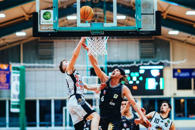 BB-2BL BSW Sixers - ART Gaints Düsseldorf Vincent Friederici ( 30 BSW Sixers) im Duell mit Booker Wade Coplin ( 6 ART Gaints Düsseldorf) waehrend der Saison 2021-22 (Herren) in der Barmer 2. Bundesliga ProB zwischen BSW Sixers und SCH - ART Gaints Düsseldorf in der Ballsporthalle Sandersdorf am 19. February 2022 in Sandersdorf, Sachsen Anhalt, Deutschland
