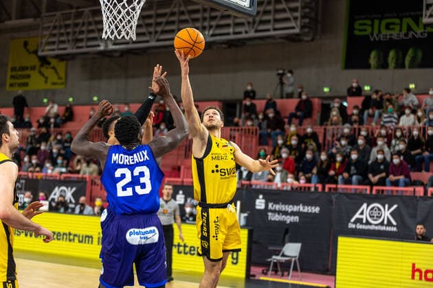Joanic Gruetner Bacoul (TIgers Tuebingen, 50) Tigers Tuebingen vs. Phoenix Hagen, 2. Basketball Bundesliga, Pro A, Barmer 2 Basketball, 32. Spieltag , Spielzeit 2021 2022, 19.02.2022 Tigers Tuebingen vs. Phoenix Hagen, 2. Basketball Bundesliga, Pro A, Barmer 2 Basketball, 32. Spieltag , Spielzeit 2021 2022, 19.02.2022 Tuebingen Copyright: xNinaxSanderx xEibnerxPressefotox EP_NSR