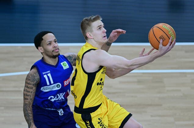 Basketball 2. Bundesliga 2021 2022 32. Spieltag in der Paul Horn Arena Tigers Tuebingen - Phoenix Hagen 19.02.2022 Aatu Kivimaeki (re, Tigers) gegen Clarence Walker (li, Hagen)