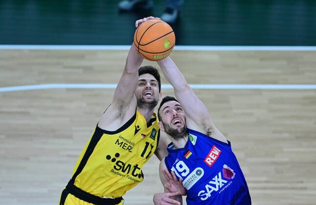 Basketball 2. Bundesliga 2021 2022 32. Spieltag in der Paul Horn Arena Tigers Tuebingen - Phoenix Hagen 19.02.2022 Mateo Seric (li, Tigers) gegen Dominik Spohr (re, Hagen)