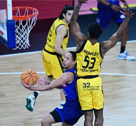 Basketball 2. Bundesliga 2021 2022 32. Spieltag in der Paul Horn Arena Tigers Tuebingen - Phoenix Hagen 19.02.2022 Clarence Walker (li, Hagen) gegen Isaiah Crawley (re, Tigers)