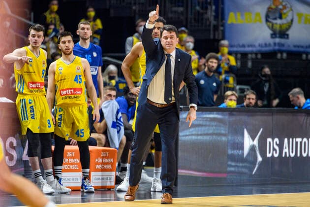 v.l. Jonas Mattisseck (Alba Berlin, 09), Tamir Blatt (Alba Berlin, 45), Israel Gonzalez (Alba Berlin, Trainer), Sauer - zeigt, GER, Basketball,Alba Berlin vs Chemnitz Niners, BBL, Basketball - 1 Bundesliga - Maenner, Pokal Top Four 2022, Spiel ums Halbfinale, Saison 2021 2022, 19.02.2022, Basketball - Alba Berlin vs Chemnitz Niners, BBL, Pokal Top Four 2022, Spiel ums Halbfinale, Basketball - 1 Bundesliga - Maenner, , Saison 2021 2022, 19.02.2022, Berlin Copyright: xEibner-Pressefoto UwexKochx EP_UKH