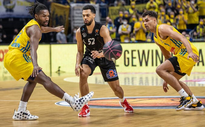 19.02.2022, Berlin, Basketball, BBL-Pokal, Halbfinale, Final Four, Mercedes Benz Arena: ALBA Berlin - Niners Chemnitz. Trent Lockett von NINERS Chemnitz kaempft gegen ALBAs Jaleen Smith (l) und Oscar da Silva (r) um den Ball. ALBA Berlin - Niners Chemnitz