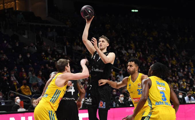 Basketball, Herren, Saison 2021 2022, MagentaSport BBL Pokal, TOP FOUR (Halbfinale 2), Alba Berlin - Niners Chemnitz, v. l. Ben Lammers (Alba Berlin), Darion Atkins (Niners Chemnitz), Jonas Richter (Niners Chemnitz), Johannes Thiemann (Alba Berlin), Jaleen Smith (Alba Berlin), 19.02. 2022, Copyright: xSebastianxRäppold MatthiasxKochx