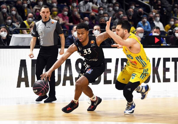 Basketball, Herren, Saison 2021 2022, MagentaSport BBL Pokal, TOP FOUR (Halbfinale 2), Alba Berlin - Niners Chemnitz, v. l. Eric Washington (Niners Chemnitz), Tamir Blatt (Alba Berlin), 19.02. 2022, Copyright: xSebastianxRäppold MatthiasxKochx