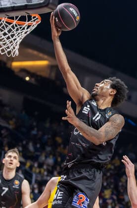 19.02.2022, Berlin, Basketball, BBL-Pokal, Halbfinale, Final Four, Mercedes Benz Arena: ALBA Berlin - Niners Chemnitz. Isiaha Mike von NINERS Chemnitz springt mit dem Ball zum Korb. ALBA Berlin - Niners Chemnitz