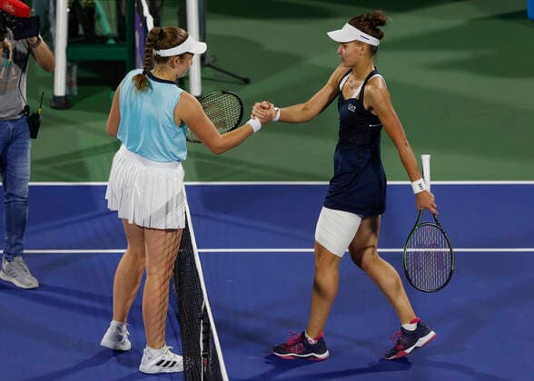 Veronika Kudermetova gratuliert der Siegerin Jelena Ostapenko, Emotion, Finale, Endspiel Tennis - Dubai Tennis Championships - WTA, Tennis Damen - Dubai Duty Free Tennis Stadium - Dubai - - United Arab Emirates - 19 February 2022. Copyright: xJuergenxHasenkopfx