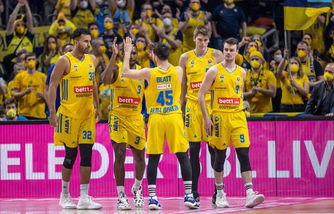 19.02.2022, Berlin, Basketball, BBL-Pokal, Halbfinale, Final Four, Mercedes Benz Arena: ALBA Berlin - Niners Chemnitz. ALBAs Johannes Thiemann (l-r), Jaleen Smith, Tamir Blatt, Yovel Zoosman und Jonas Mattisseck klatschen sich ab. ALBA Berlin - Niners Chemnitz