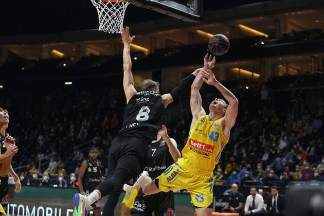 DEU, TOP4 Finale, ALBA vs. Niners Chemnitz, 19.02.2022, Mercedes-Benz-Arena, Berlin, DEU, TOP4 Finale, ALBA vs. Niners Chemnitz, im Bild Luke Sikma (ALBA Berlin 43), Jan Niklas Wimberg (Chemnitz 8)