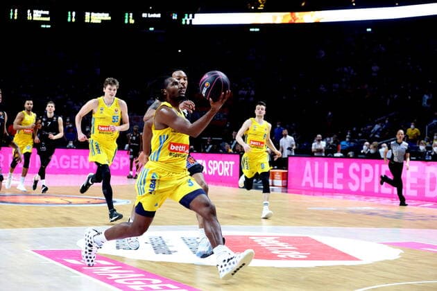 DEU, TOP4 Finale, ALBA vs. Niners Chemnitz, 19.02.2022, Mercedes-Benz-Arena, Berlin, DEU, TOP4 Finale, ALBA vs. Niners Chemnitz, im Bild Jaleen Smith (ALBA Berlin 3), Darion Atkins (Chemnitz 44)
