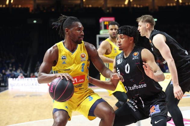 DEU, TOP4 Finale, ALBA vs. Niners Chemnitz, 19.02.2022, Mercedes-Benz-Arena, Berlin, DEU, TOP4 Finale, ALBA vs. Niners Chemnitz, im Bild Jaleen Smith (ALBA Berlin 3), Weidemann (Chemnitz 0)