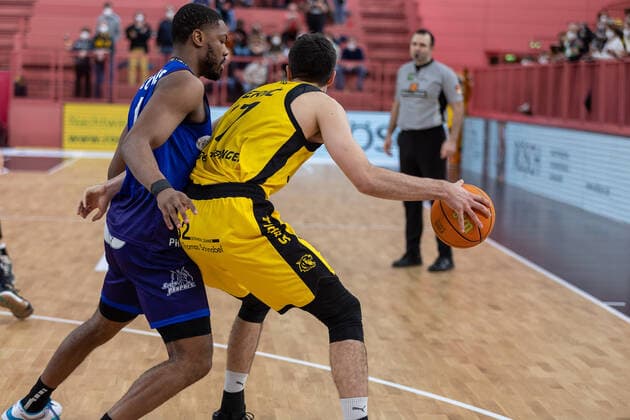 Shawn Occeus (Phoenix Hagen, 01) Mateo Seric (Tigers Tuebingen, 17) Tigers Tuebingen vs. Phoenix Hagen, 2. Basketball Bundesliga, Pro A, Barmer 2 Basketball, 32. Spieltag , Spielzeit 2021 2022, 19.02.2022 Tigers Tuebingen vs. Phoenix Hagen, 2. Basketball Bundesliga, Pro A, Barmer 2 Basketball, 32. Spieltag , Spielzeit 2021 2022, 19.02.2022 Tuebingen Copyright: xNinaxSanderx xEibnerxPressefotox EP_NSR